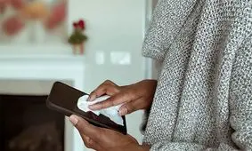 ترفندی خلاقانه و کاربردی برای تمیز و ضدعفونی کردن موبایل/ ویدئو