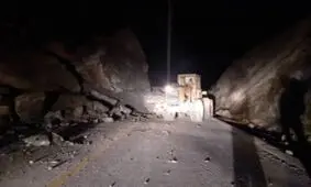 کوه در محور دهدشت به پاتاوه ریزش کرد/ حادثه تلفات نداشته است