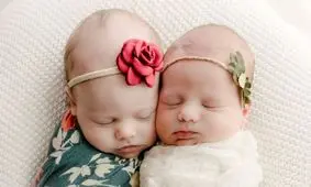 تولد ۲ خواهر دوقلو از ۲ مادر جداگانه با ۸ هفته و ۱،۲۰۰ کیلومتر فاصله