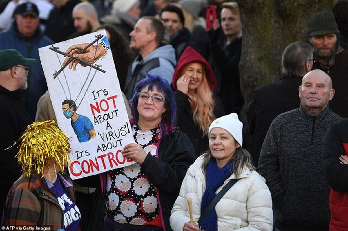 رهبر اعتراضات ضد تعطیلی کرونا در انگلیس ۱۰ هزار پوند جریمه شد