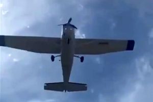 برخورد عجیب یک هواپیما با کابل‌ برق/ ویدئو