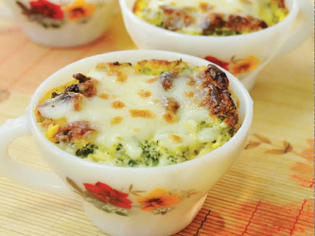 طرز تهیه تخم مرغ فنجانی با کلم بروکلی