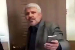 ماجرای ویدئو جنجالی از درگیری کتک‌‌کاری فرماندار نقده با یک مراجعه کننده