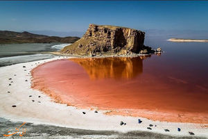 غم‌نامه دریاچه ارومیه/ مرگ خاموش ششمین دریاچه بزرگ آب شور دنیا / چرا دولت ‌بودجه احیای دریاچه ارومیه را 