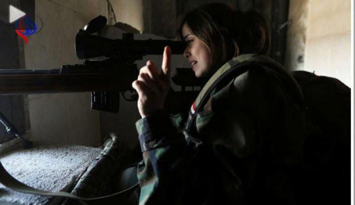 تبادل آتش مرگبار؛ زن‌ تک‌تیرانداز سوری با یک داعشی/ فیلم