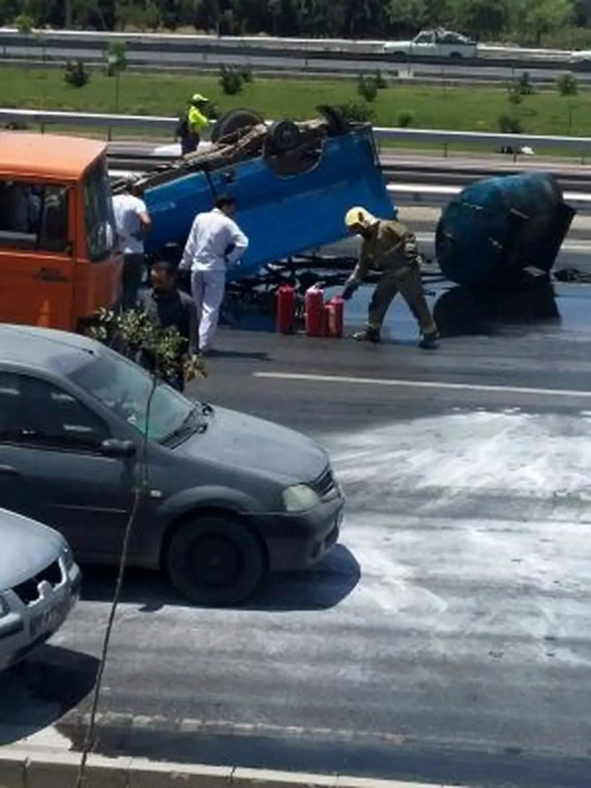 واژگونی نیسان سوخت‌رسان در اتوبان آزادگان