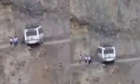 لحظه هولناک دور زدن راننده اتوبوس در لبه پرتگاه!/ ویدئو