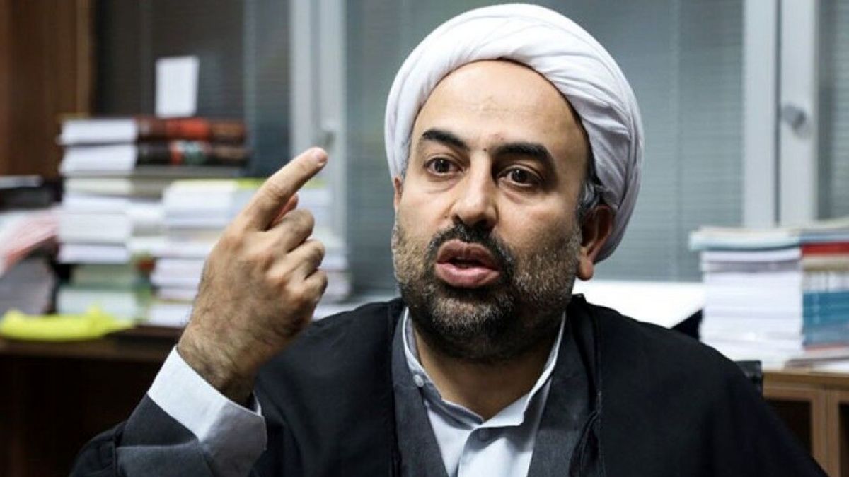 روحانی، اسباب شرمندگی عمامه به سرها است/ هویدا لااقل اسم دین را یدک نمیکشید / باید یقه کسی را گرفت که با لباس روحانیت دزدی میکند
