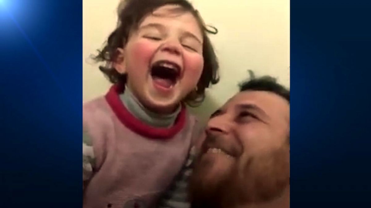 پدر سوری به دخترش: صدای انفجار شنیدی، بلند بلند بخند/ ویدیوی پربیننده سال 2020