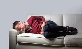 ۱۰ علت درد بیضه و درمان آن / آیا این درد نشانه یک بیماری خطرناک است؟