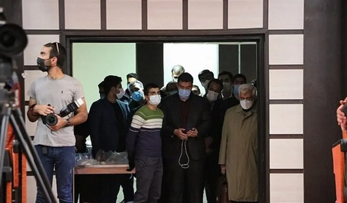 نشستن کنار سعید جلیلی ممنوع است/ عکس