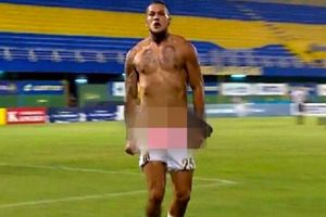 جنجال برهنه شدن یک فوتبالیست بعد از گل زدن
