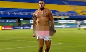 جنجال برهنه شدن یک فوتبالیست بعد از گل زدن
