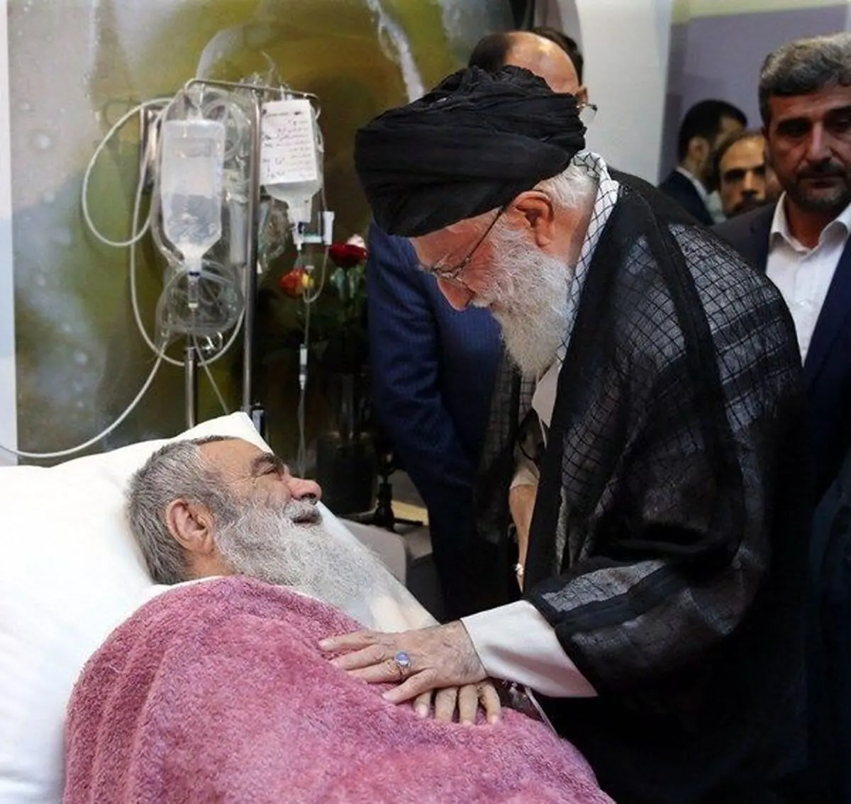 عیادت رهبر معظم انقلاب از آیت‌الله مظاهری + عکس