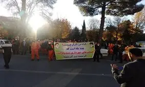 تجمع کارگران شهرداری مقابل دادگستری ایلام