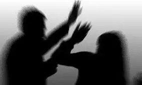 زن جوان در دالاهو زیر مشت‌های همسر خود جان باخت