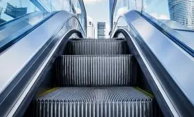 مرگ زن ۷۵ ساله در پله برقی/ عکس