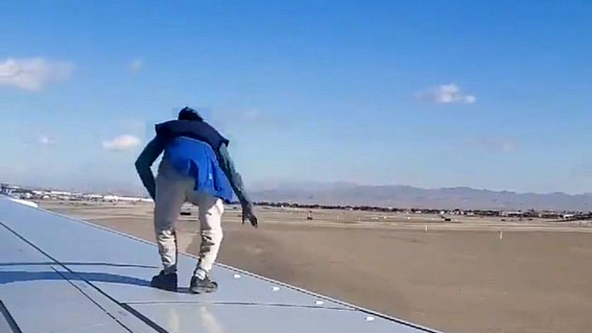 حرکات احمقانه مسافر روی بال هواپیما/ ویدئو