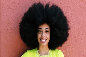 زن آمریکایی رکورد جهانی بلندترین موی آفرو را شکست