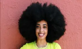 زن آمریکایی رکورد جهانی بلندترین موی آفرو را شکست