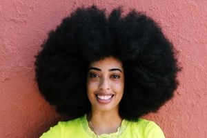 زن آمریکایی رکورد جهانی بلندترین موی آفرو را شکست