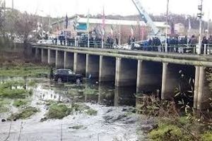سقوط خودرو به داخل رودخانه مهاباد پنج نفر را راهی بیمارستان کرد