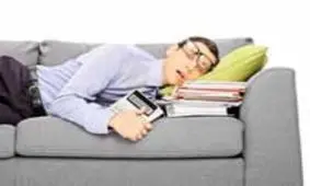 چرا اینقدر خسته‌ام؟ ( 7 دلیل احساس خستگی)