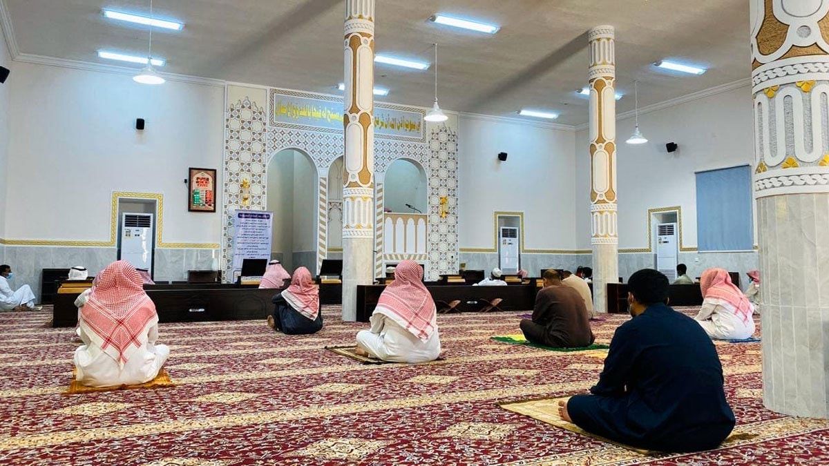 عربستان بیش از ۱۰۰ امام جماعت را برکنار کرد