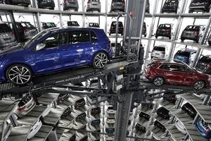 افت فروش مرسدس بنز از بی‌ام‌دبلیو پیشی گرفت؛ کاهش ۱۳ درصدی خریدار خودرو در اروپا 