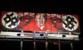 نمایش ترامپ در لباس زندانی‌ها بر روی یک بیلبورد