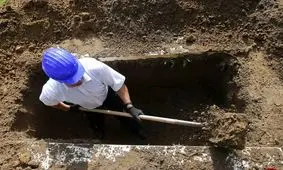 بیمار سرطانی پس از ناموفق بودن درمانش گور خودش را کند/ ویدئو