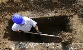 بیمار سرطانی پس از ناموفق بودن درمانش گور خودش را کند/ ویدئو