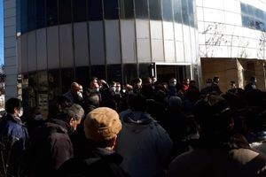 تجمع اعتراضی دستفروشان مقابل شورای شهر سنندج/ تصاویر