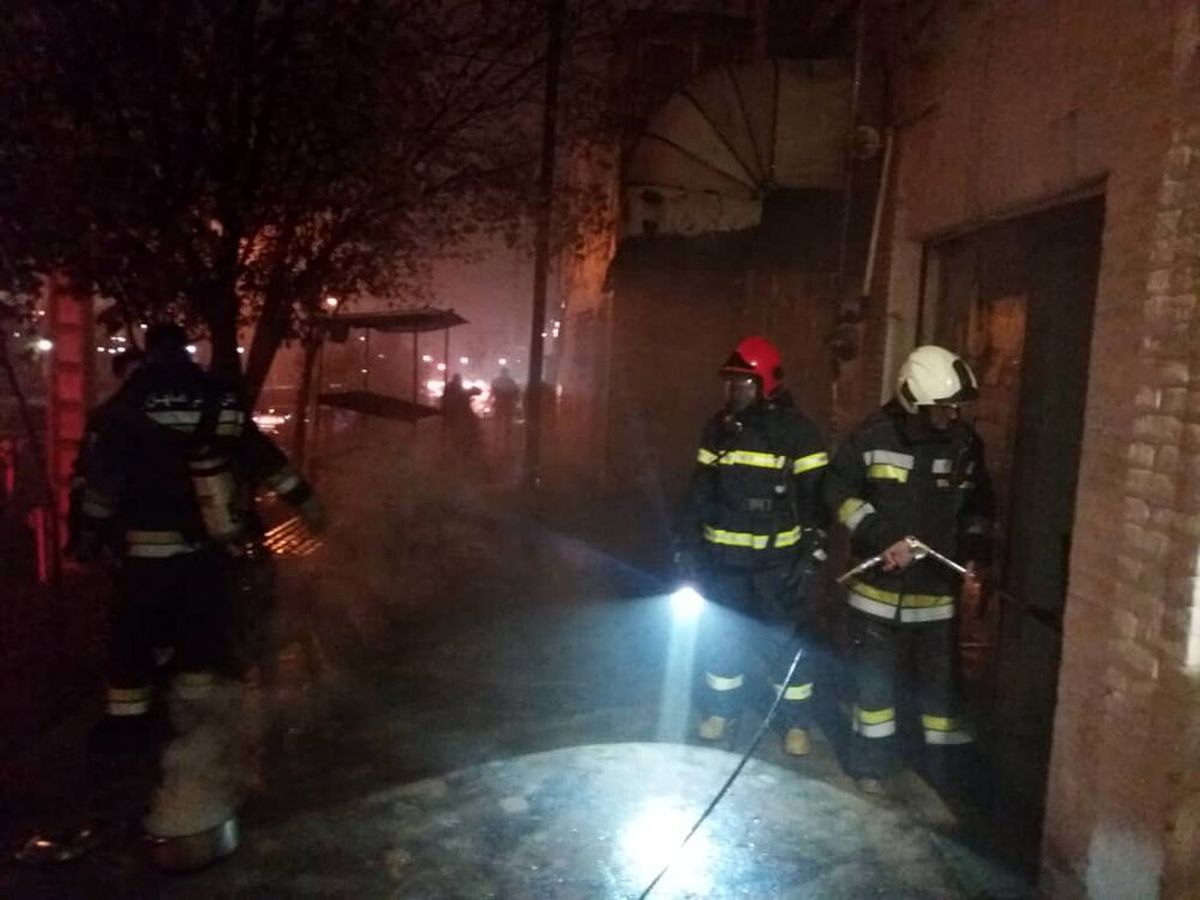 آتش‌سوزی مغازه صافکاری و کله‌پاچه فروشی در اصفهان