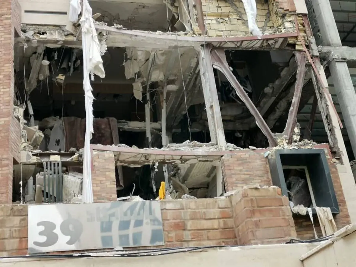 ۱۲ مصدوم حادثه انفجار گاز در اهواز از زیرآوار خارج شدند