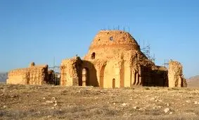 کاخ جهانی اردشیر در محاصره مزارها