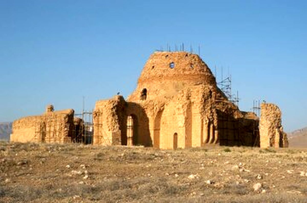 کاخ جهانی اردشیر در محاصره مزارها