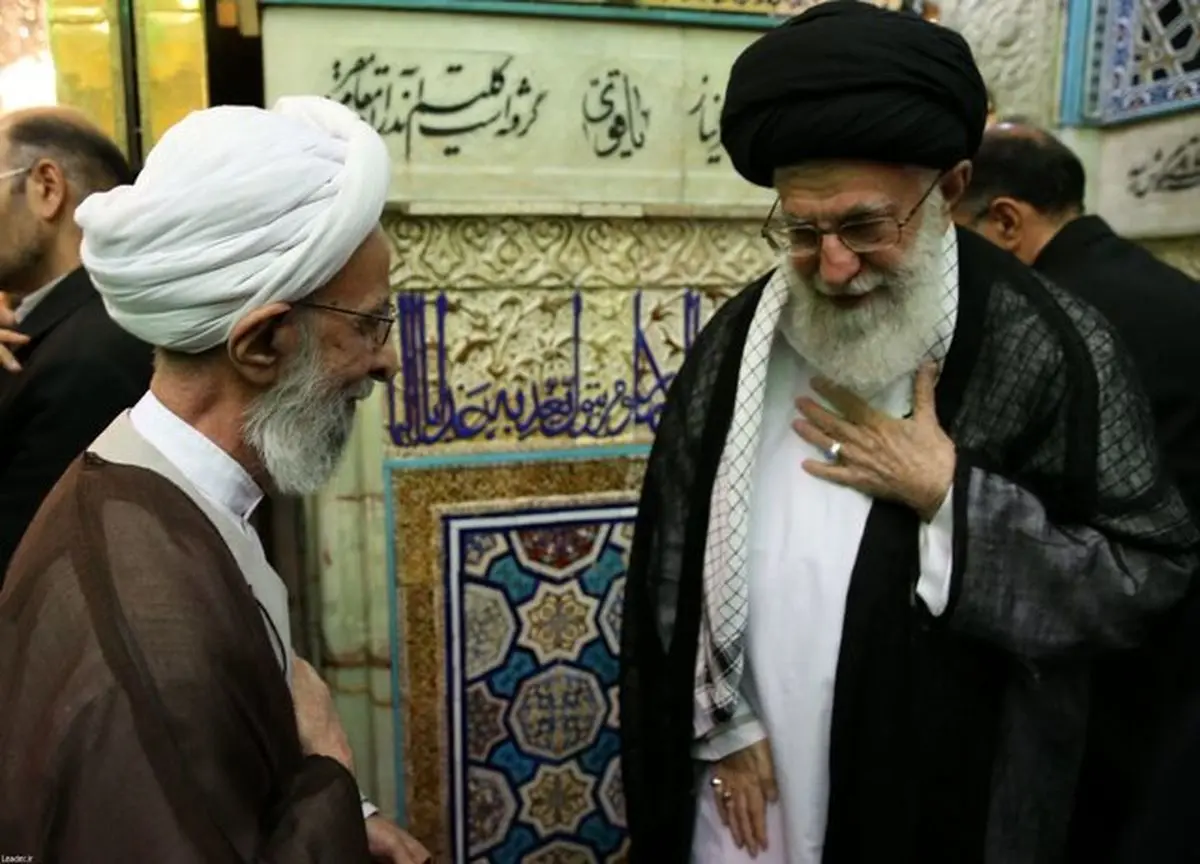 اقامه نماز رهبر انقلاب بر پیکر آیت‌الله مصباح یزدی/ عکس