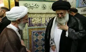 اقامه نماز رهبر انقلاب بر پیکر آیت‌الله مصباح یزدی/ عکس