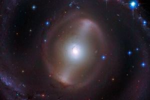 تصویری باشکوه از یک کهکشان مارپیچی میله‌ای