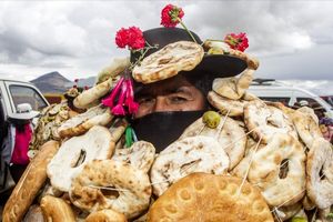 جشنواره عجیب مردم آیمارا با نان‌های آویزان از بدن