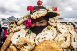 جشنواره عجیب مردم آیمارا با نان‌های آویزان از بدن