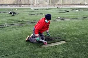 بازسازی تنها زمین چمن ورزشی سنندج به روایت تصویر