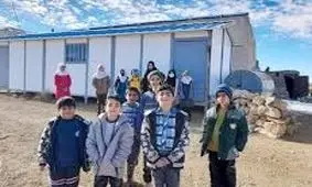 ماجرای فروش مدرسه روستای «قلعه جلیله» الیگودرز/ دانش‌آموزان کانکس‌نشین شدند/ تصاویر