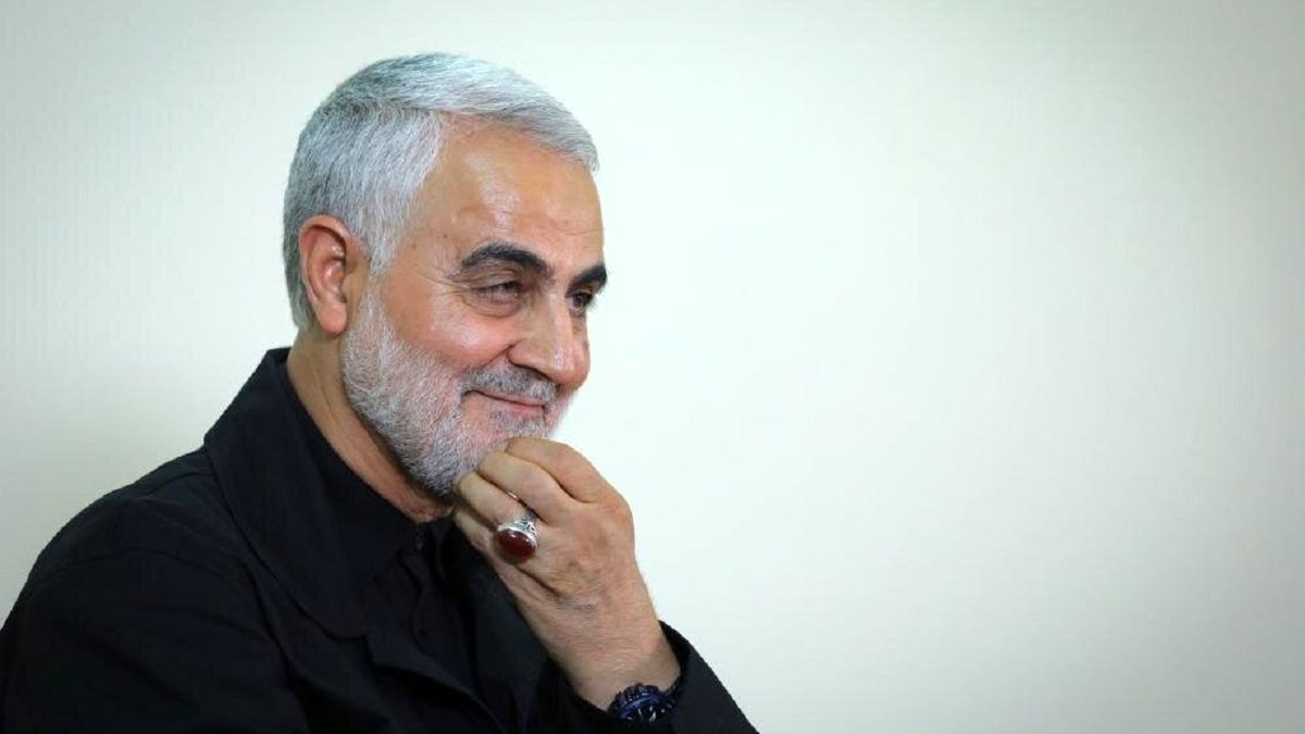 خودداری حاج قاسم سلیمانی از نشستن روی صندلی مجلل/ ویدئو