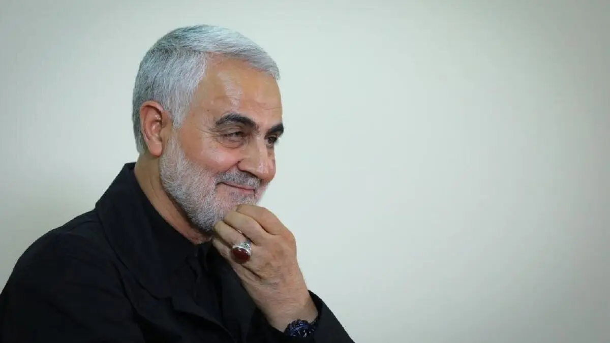 خودداری حاج قاسم سلیمانی از نشستن روی صندلی مجلل/ ویدئو