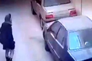لحظه سرقت حرفه‌ای از خودروی پرشیا توسط یک زن/ ویدئو