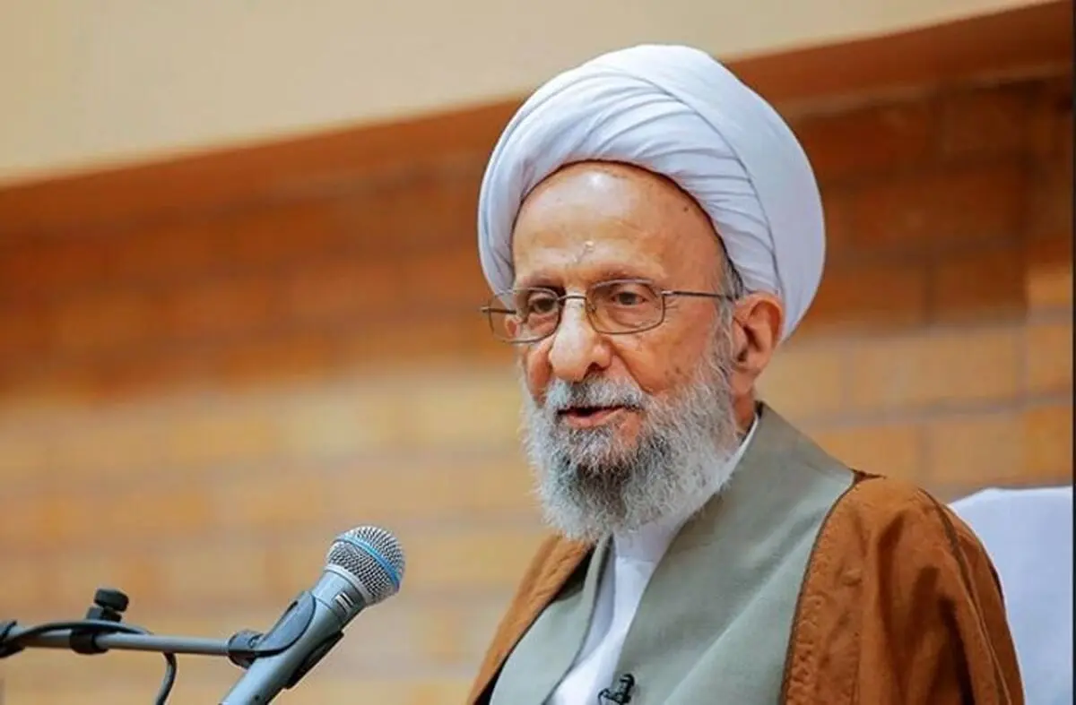 مصباح یزدی با آن سواد وقتی به رهبری می‌رسید به سمت بوسیدن دست و پای ایشان می‌دوید اما هادی غفاری...