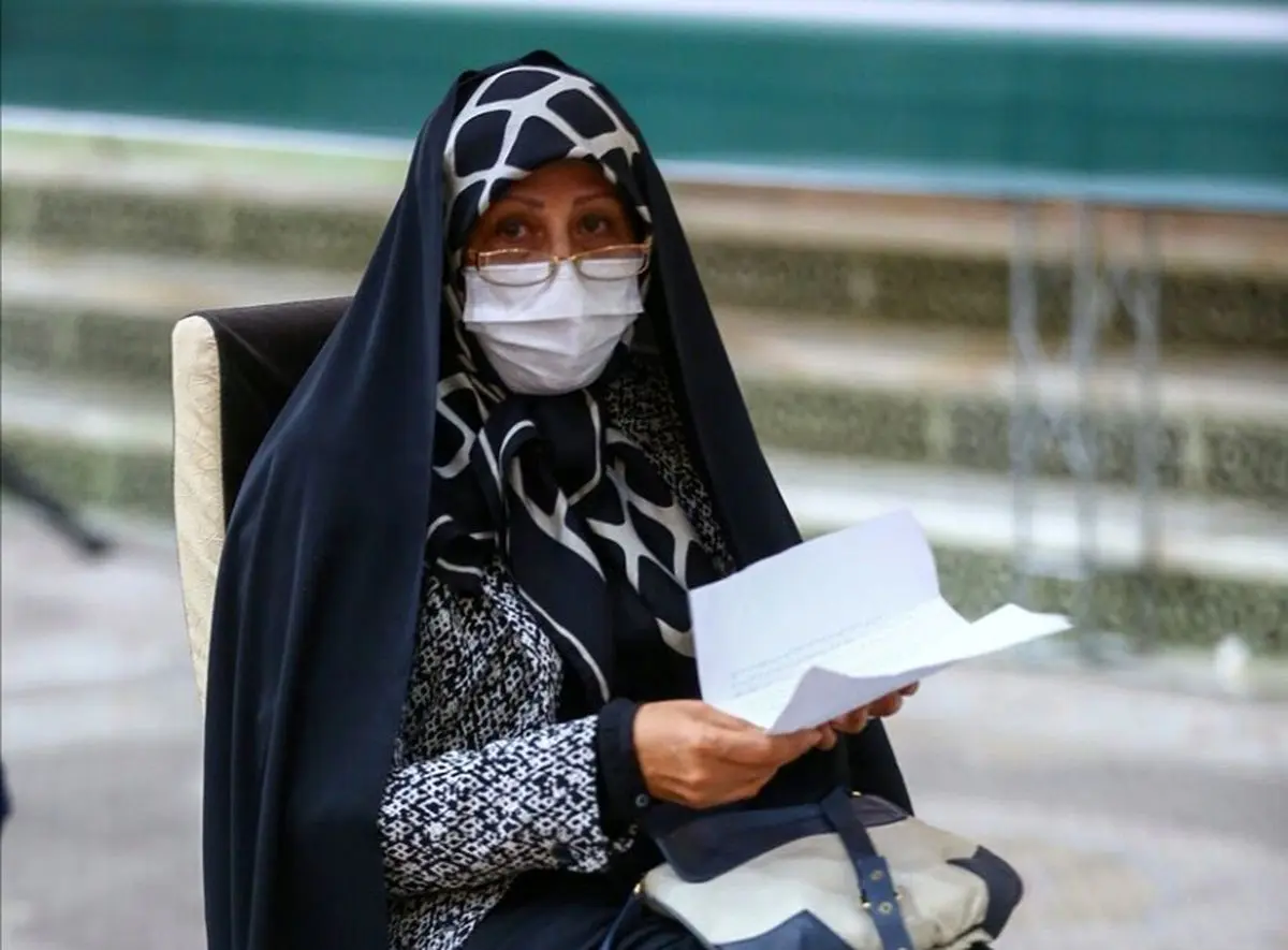 اشک‌های دختر آیت الله هاشمی در فراق پدر/ عکس