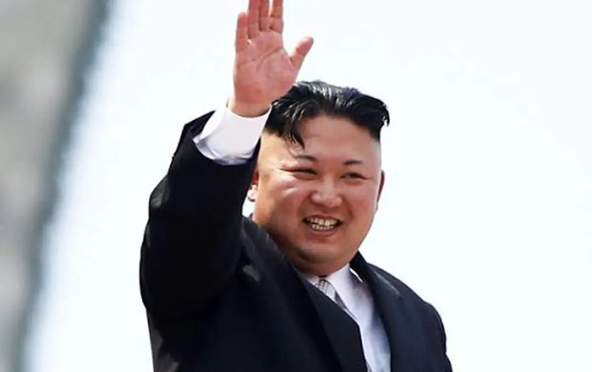 تصویر رهبر کره شمالی با یونیفرم نظامی و مسلسل